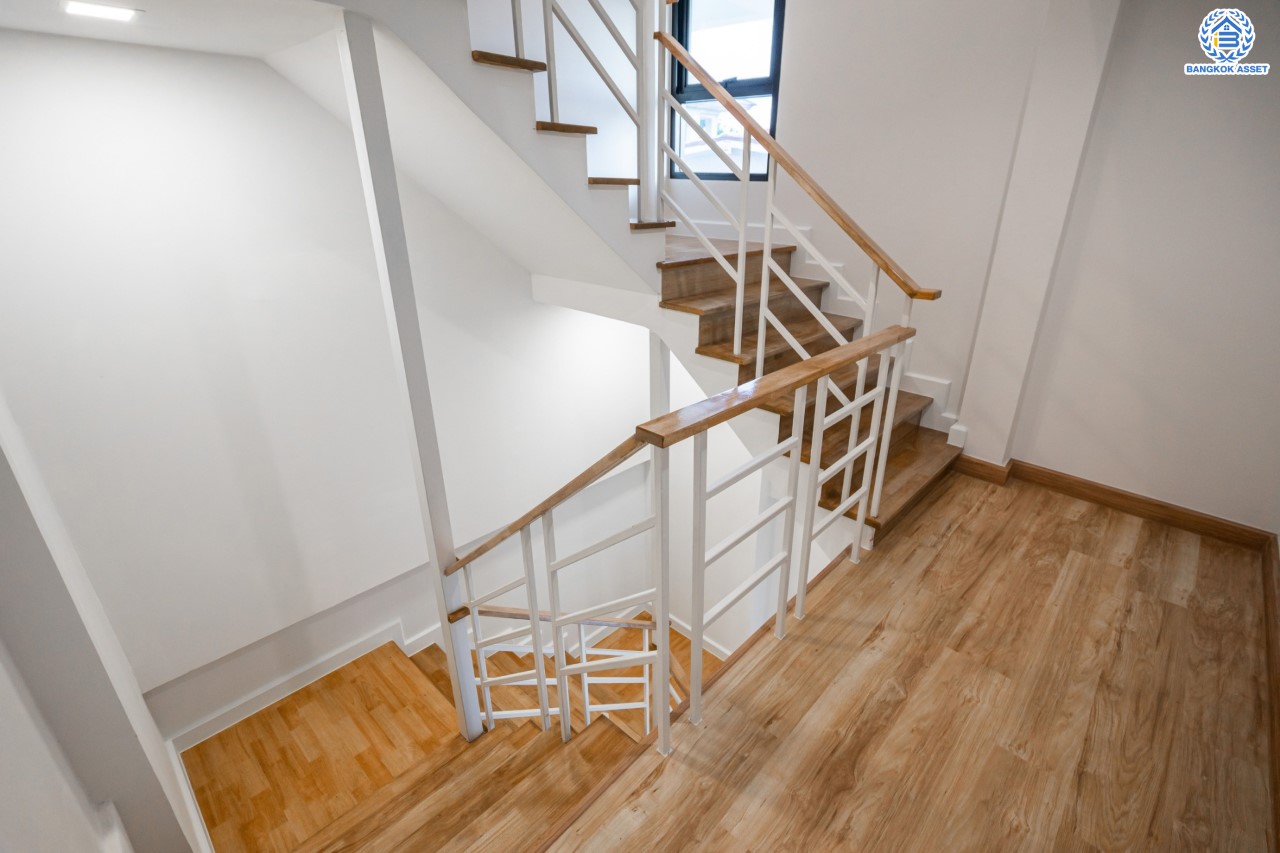 บ้านมือสองตกแต่งใหม่ ดีไซน์สวย ม.บ้านช่อชัยพฤกษ์ จรัญฯ-ปิ่นเกล้า เนื้อที่ 30.6 ตร.ว. ฟังก์ชัน 3 ห้องนอน 3 ห้องน้ำ จอดรถได้ 2 คัน รองรับทุกกิจกรรม บนทำเลเชื่อมต่อหลายเส้นทาง ใกล้จุดขึ้นทางด่วน "ศรีรัช" และรถไฟฟ้าสายสีแดง "สถานีบางบำหรุ"